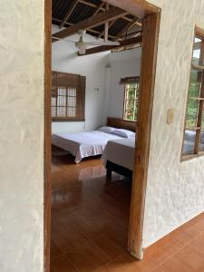 een slaapkamer met 2 bedden en een spiegel bij Hermosa Cabaña en Isla privada Prado Tolima in Prado