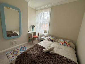 Postel nebo postele na pokoji v ubytování Cozy flat in great location