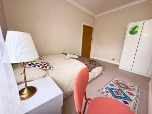Postel nebo postele na pokoji v ubytování Cozy flat in great location