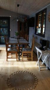 jadalnia z drewnianym stołem i krzesłami w obiekcie Bregnehytte w mieście Leikanger