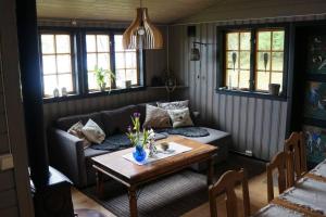 ein Wohnzimmer mit einem Sofa und einem Tisch in der Unterkunft Bregnehytte in Leikanger