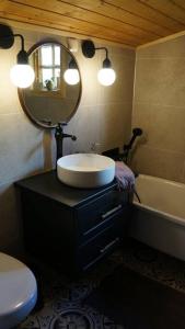 uma casa de banho com um lavatório e um espelho em Bregnehytte em Leikanger