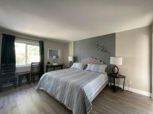 a bedroom with a bed and a window at Lake front house 4 beds 3baths in Agoura Hills