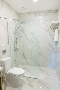 y baño blanco con ducha y aseo. en Evelin Deluxe House en Plovdiv