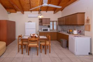 VILLA - APA II في غيتيو: مطبخ مع طاولة وكراسي وثلاجة