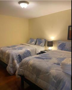 um quarto com 2 camas e almofadas azuis em Luxury Bachelor by Halifax Waterfront -Hot Tub em Halifax