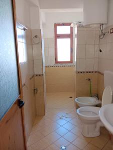 斯庫台的住宿－Alvi apartment，一间带卫生间和水槽的浴室