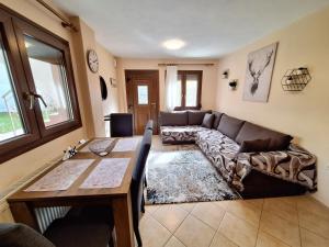 uma sala de estar com um sofá e uma mesa em Country House on Mount Olympus em Kariá