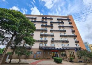 Un edificio con balcones a los lados. en Transamerica Fit São Carlos, en São Carlos