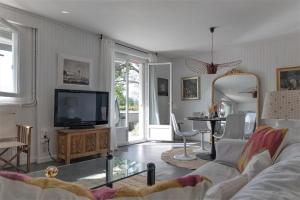 Μια τηλεόραση ή/και κέντρο ψυχαγωγίας στο 75 m² de plaisir face aux Pyrénées.
