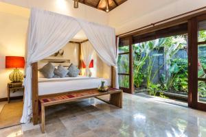 Postel nebo postele na pokoji v ubytování Mango Tree Villas Jimbaran Bali + 37 fotografií