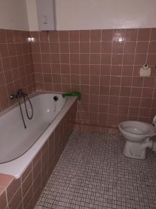 uma casa de banho com banheira e WC em Solinger Wohnung em Solingen