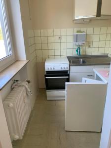 uma cozinha com um fogão e um lavatório em Solinger Wohnung em Solingen