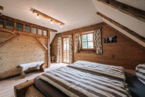 una camera con 2 letti in una baita di tronchi di Webertonihütte a Bad Sankt Leonhard im Lavanttal