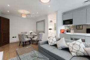 a living room with a couch and a table at Beautiful Studio On The Strand in London