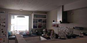 eine Küche mit einem Waschbecken und einem Fenster darin in der Unterkunft Apartment near Utzon in Aalborg