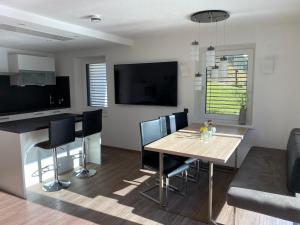TV a/nebo společenská místnost v ubytování MOUNTAIN HOME apartment
