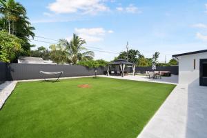 a backyard with a green lawn at The lux paradise in Tamiami