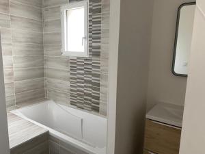 Koupelna v ubytování Maison neuve cosy à 20 min des plages #lorient #cosy + 17 fotografií