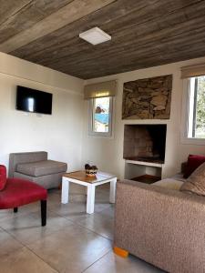 uma sala de estar com um sofá e uma lareira em Hermoso departamento a estrenar em San Carlos de Bariloche