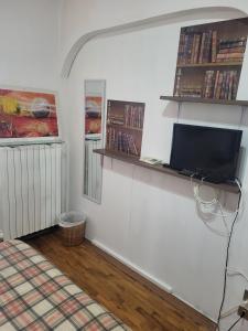 ein Wohnzimmer mit einem TV an der Wand in der Unterkunft A CASA DI NONNA LUISA in Porto San Giorgio