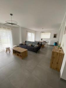 Posezení v ubytování Maison neuve cosy à 20 min des plages #lorient #cosy