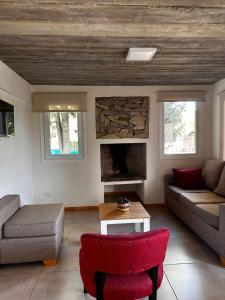 uma sala de estar com um sofá e uma mesa em Hermoso departamento a estrenar em San Carlos de Bariloche