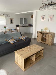 Posezení v ubytování Maison neuve cosy à 20 min des plages #lorient #cosy