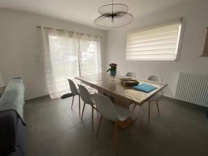 Posezení v ubytování Maison neuve cosy à 20 min des plages #lorient #cosy