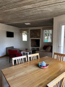 uma sala de jantar e sala de estar com uma mesa de madeira em Hermoso departamento a estrenar em San Carlos de Bariloche