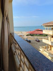 een balkon met uitzicht op het strand bij Villa 30 - Marouf Group in Ras El Bar