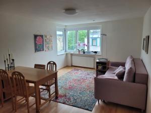 uma sala de estar com um sofá e uma mesa em Ferienwohnung Dornbirn City em Dornbirn