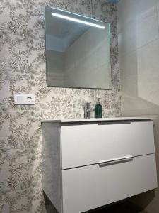 格拉納迪利亞德阿沃納的住宿－Cueva Lala，浴室设有白色水槽和镜子