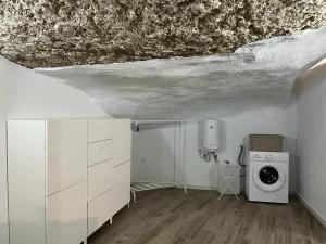 a laundry room with a washer and dryer at Cueva Lala in Granadilla de Abona