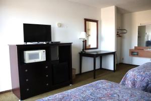 een hotelkamer met een televisie op een dressoir bij Hotel O Oskaloosa - Hwy 63/92 in Oskaloosa