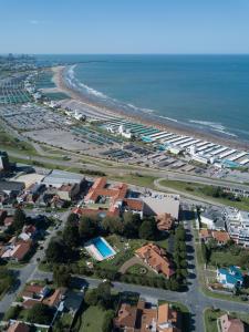 eine Luftansicht auf einen Strand mit Gebäuden und das Meer in der Unterkunft Hotel Uthgra Sasso in Mar del Plata
