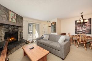uma sala de estar com um sofá e uma lareira em Meadow Ridge Court 18 Unit 4 em Fraser
