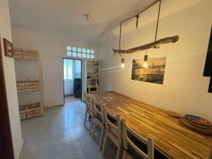 Η κουζίνα ή μικρή κουζίνα στο Algarve Surf House +22 φωτογραφίες