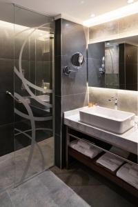 a bathroom with a sink and a mirror at Hotel Uthgra Sasso in Mar del Plata