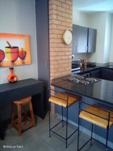 Een keuken of kitchenette bij Waterfall Ridge Apartments - Kick back and Relax