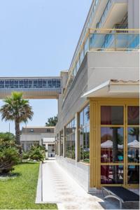 蓋亞提利亞斯的住宿－三泰海灘酒店，前面有棕榈树的建筑