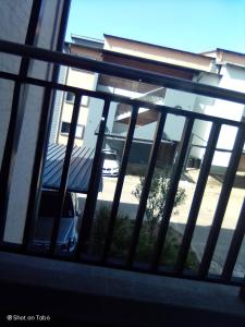 een raam met uitzicht op een auto op een oprit bij Waterfall Ridge Apartments - Kick back and Relax in Midrand