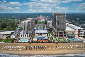 een luchtzicht op een stad met een strand en gebouwen bij Marriott Virginia Beach Oceanfront Resort in Virginia Beach
