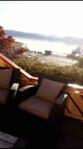 Sea View APARTMENT STAVANGER Favorite في ستافانغر: شرفة مع أريكة وإطلالة على الشاطئ