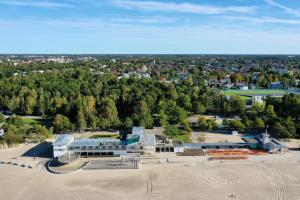 een luchtfoto van een gebouw in een park bij Free Parking l Electric Chimney l Everything nearby in Pärnu