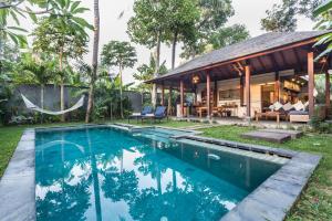 Bazén v ubytování Mango Tree Villas Jimbaran Bali nebo v jeho okolí