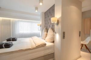 een slaapkamer met een groot bed in een kamer bij Luxus 5-Sterne Appartement für 4 in Bremen