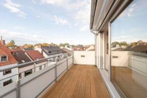 een balkon met uitzicht op de stad bij Luxus 5-Sterne Appartement für 4 in Bremen