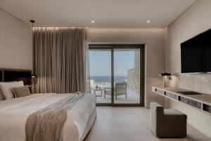 Postel nebo postele na pokoji v ubytování Enigma Mykonos Hideaway Suites + 37 fotografií