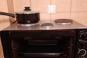 una olla en la parte superior de una estufa en la cocina en Ορεινό καταφύγιο Παρνασσού, en Amfikleia